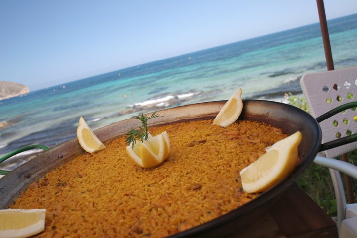 Plato de arroz típico en Teulada-Moraira (Alicante)