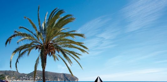 Playa semi urbana de la localidad costera de Moraira (Alicante)