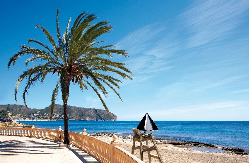 Playa semi urbana de la localidad costera de Moraira (Alicante)